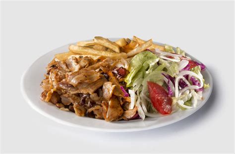 Frissen elkészített gyros tál friss zöldségekkel