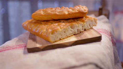 összetevők egy konyhaasztalon, focaccia sütéséhez