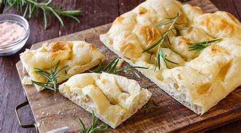 focaccia sütőben, aranybarnára sülve