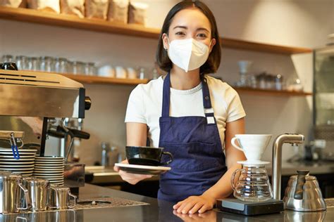 Barista kávét készít