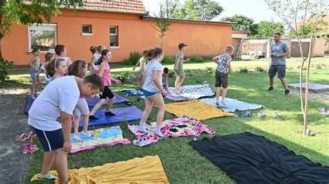 Gyermekek sütnek a cukrász táborban