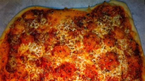 Éppen gyúrt pizzatészta a kelesztőtálban