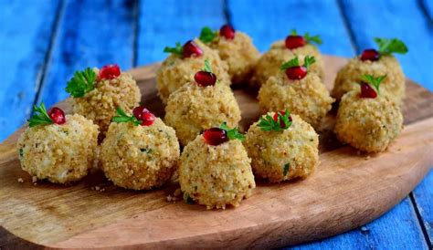 Mozzarella golyók egy tányéron