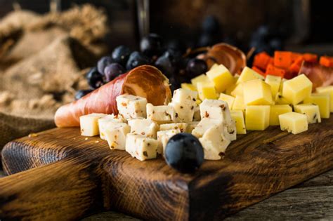 Brie sajt és alma szeletek egy vágódeszkán