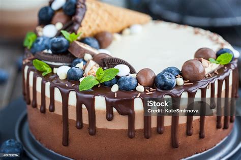 Friss áfonyával díszített torta