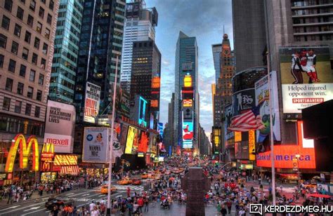 New York-i utcakép, emberekkel és sárga taxikkal
