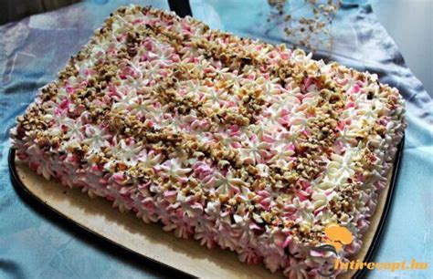 dióval díszített torta