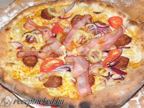 Erős kolbászos pizza Syrah borral