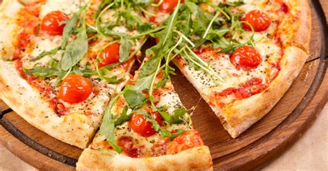 Paradicsomos pizza Montepulciano d'Abruzzo borral