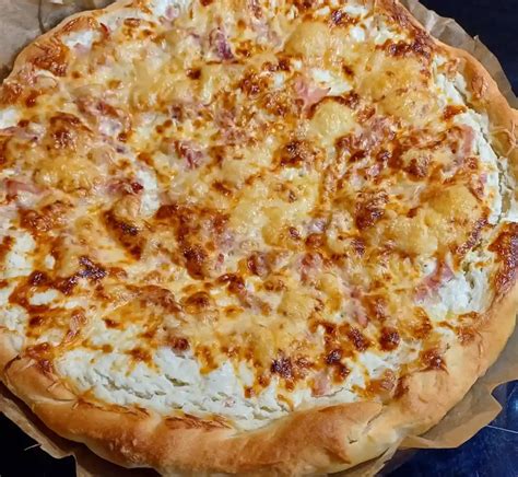 Frissen nyújtott pizza tészta buborékokkal