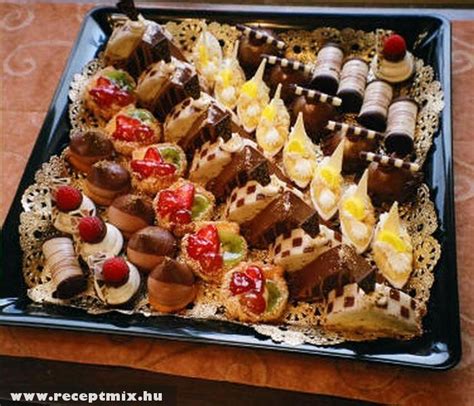 egy tálca különféle sütemény csokiöntettel leöntve