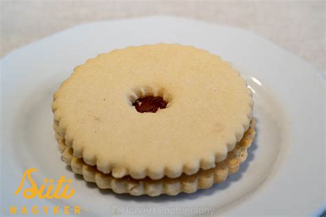 Különböző formájú, gluténmentes linzer kekszek