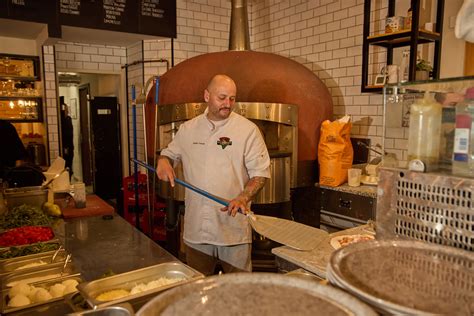 Nápolyi pizzamester munka közben