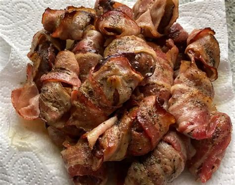 Grillrácson sülő bacon szeletek
