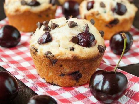 Tányéron lévő meggyes csokis muffinok gőzölögve