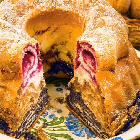 Különböző gyümölcsökkel és csokival készült muffinok válogatása
