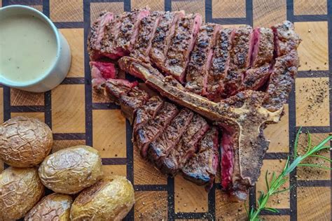 Tálalt Angus steak fűszeres burgonyával és krémes mártással