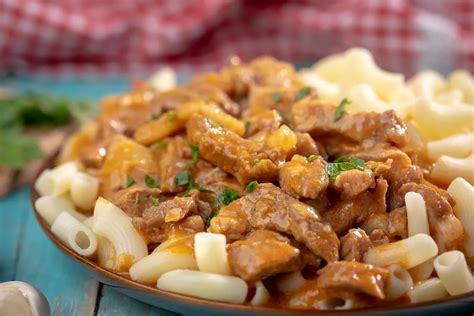 Grillre készülő hagymás tokány hozzávalói
