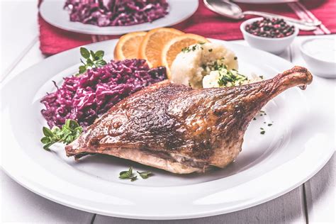 Asztalon tálalt libacomb köretekkel