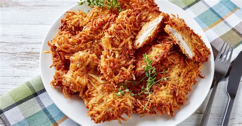 Ropogós chips panírba forgatott hús szeletek