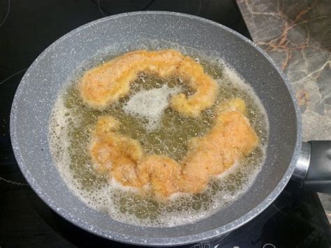 Képek a panírozás különböző lépéseiről: lisztbe, tojásba, majd chips morzsába forgatás