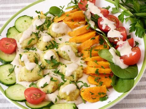 Krumplis chips gombócok batátával, tálalva