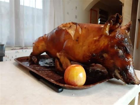 Sült malac pácban és sütés közben