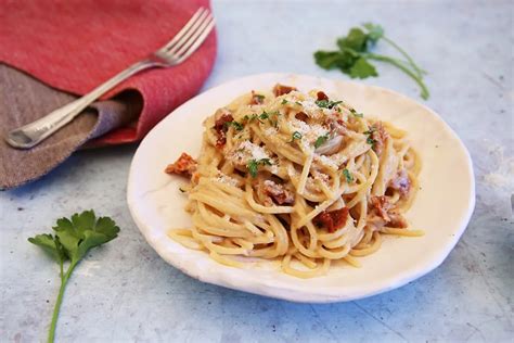 fusilli tészta aszalt paradicsommal és friss fűszerekkel tálalva