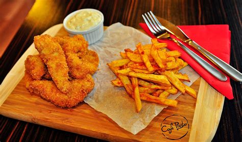Frissen sült fish and chips tengerparti háttérrel