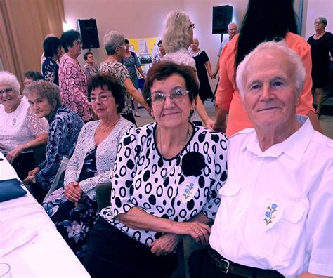Gyermekek mézeskalácsot gyúrnak és szaggatnak
