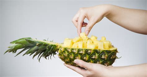 Friss ananász szeletek és kockák
