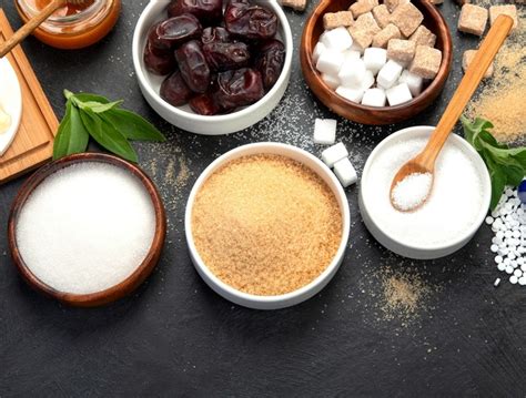 Különböző természetes édesítőszerek, mint a méz, eritrit és datolyapaszta