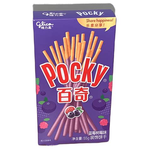 Különböző típusú mochi sütemények és pocky rudak rendezett elrendezése