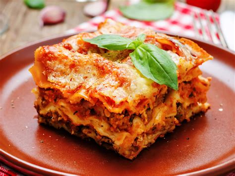 Lasagne rétegelése sütőtálban