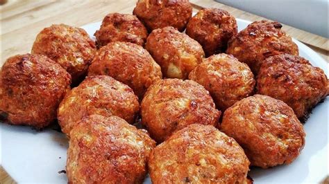 A szaftos fasírt elkészítéséhez szükséges alapanyagok, mint például darált hús, kenyér, hagyma és fűszerek
