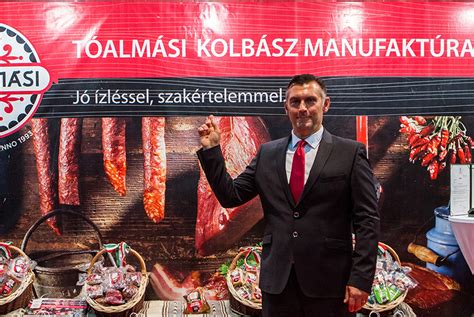 Tóalmási Kolbász Manufaktúra logója és a minőség elkötelezettségét szimbolizáló kép