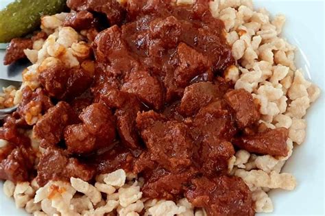 Tálalt vaddisznópörkölt rétes puliszkával