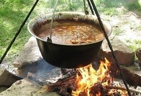 Pörkölt készítése bográcsban