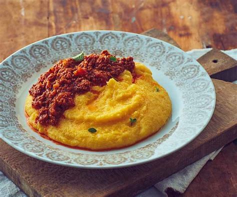 Sajtos polenta kolbászos raguval