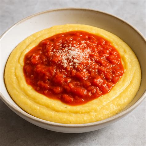 Tálalt paradicsomos polenta kolbásszal