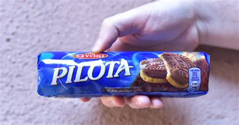 Két különböző szendvicskeksz, Oreo és Pilóta