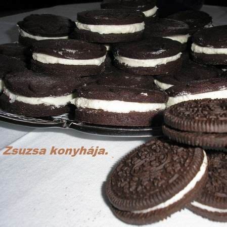 Egy pohár tejjel tálalt Oreo keksz