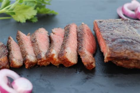 ízlésesen tálalt hátszín steak borsmártással és zöldbab körettel