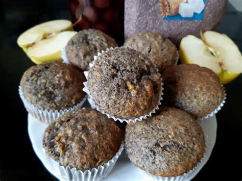 Zabpehelylisztes mákos muffin a sütőpapírkosárban
