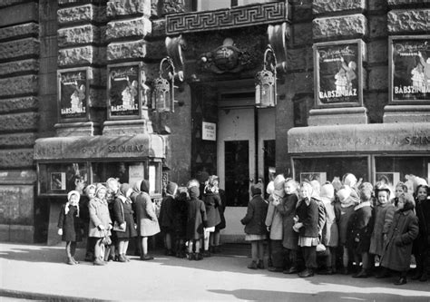 Sorban álló vásárlók Lengyel Dániel cukrászdája előtt