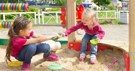 Gyerekek játszanak egy muffin alakú matraccal a medencében