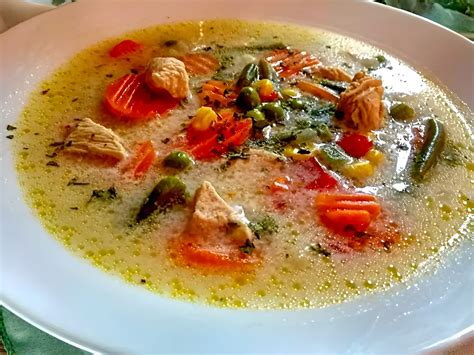 Egy friss zöldségleves tejszínnel és kaporral, egy tál gőzölgő kolbászos tészta mellett