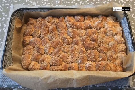 Aranygaluska rétegezése a tepsiben