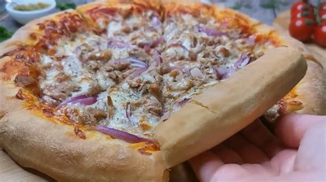 Tonhalas pizza friss összetevőkkel