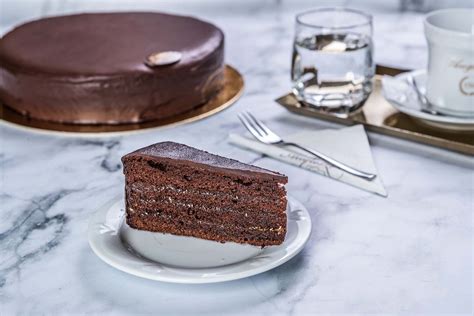 Sacher-torta szelet